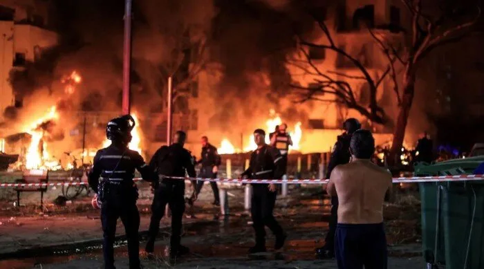 جيش الاحتلال يحظر نشر تفاصيل أو صور للضربات الإيرانية وسط تقارير عن استهداف مواقع حساسة. جيش الاحتلال يحظر نشر تفاصيل أو صور للضربات الإيرانية وسط تقارير عن استهداف مواقع حساسة.