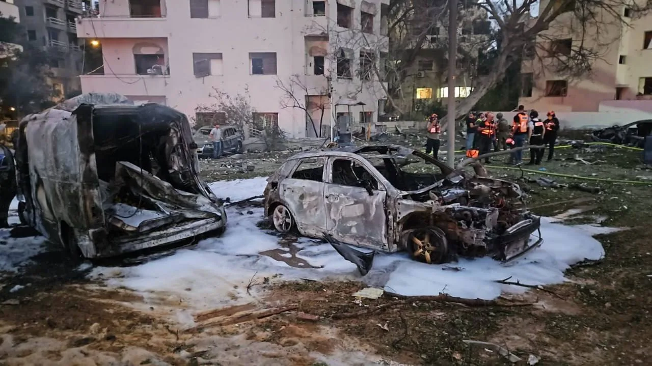 تأثر المباني في إسرائيل جراء الهجوم الإيراني.. فيديو تأثر المباني في إسرائيل جراء الهجوم الإيراني.. فيديو