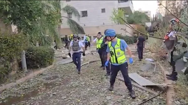 شاهد.. أثر صواريخ إيران على مبنى السفارة الأمريكية في تل أبيب شاهد.. أثر صواريخ إيران على مبنى السفارة الأمريكية في تل أبيب