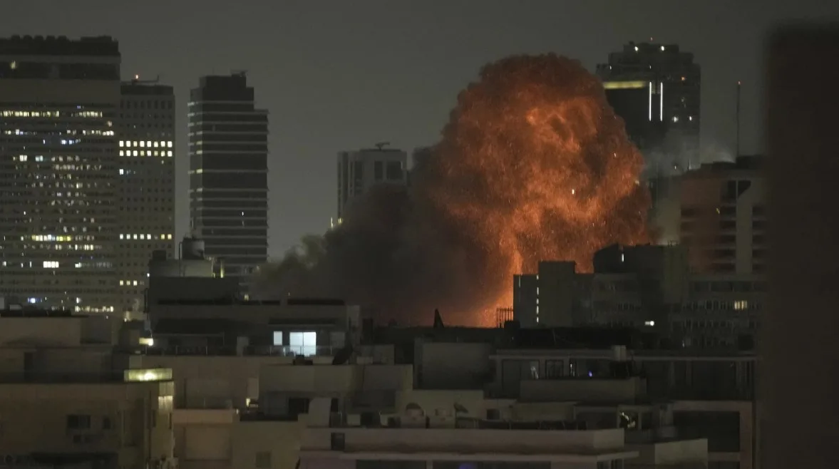 إيران تواصل الهجمات على إسرائيل، وتل أبيب تسجل 18 قتيلاً في صفوفها. إيران تواصل الهجمات على إسرائيل، وتل أبيب تسجل 18 قتيلاً في صفوفها.