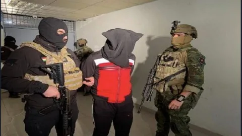 الشرطة الإيرانية ت apprehend مجموعة مرتبطة بـ “الموساد” الإسرائيلي وتكتشف بحوزتهم مواد متفجرة وأدوات لصناعة الطائرات دون طيار.. (صور)