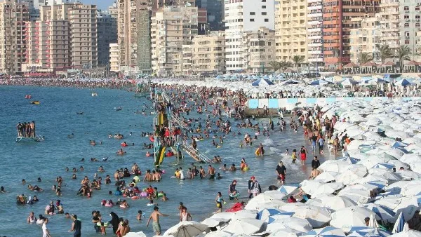 الدخول بتكلفة 5 جنيهات فقط.. 65 شاطئًا في الإسكندرية لخدمة الزوار الصيفيين.