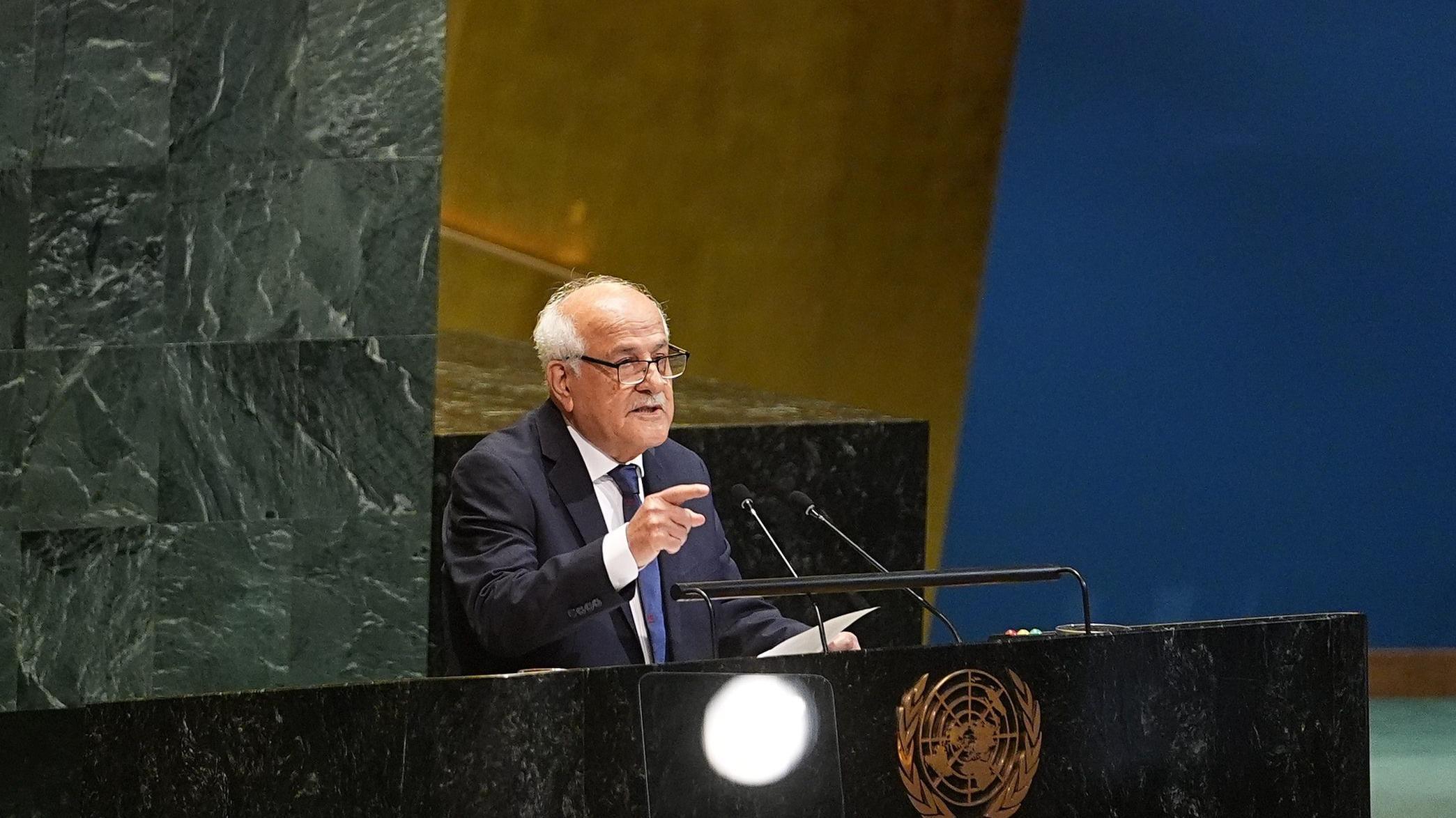 ألقى رياض منصور، المبعوث الفلسطيني لدى الأمم المتحدة، كلمةً أمام الجمعية العامة قبل التصويت على القرار المُقدّم إليها في ١٢ يونيو/حزيران ٢٠٢٥ في نيويورك، الولايات المتحدة الأمريكية.