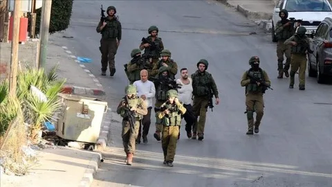 الضفة الغربية: إصابتان فلسطينيتان جراء عملية إسرائيلية في مخيم “عسكر الجديد” الضفة الغربية: إصابتان فلسطينيتان جراء عملية إسرائيلية في مخيم “عسكر الجديد”