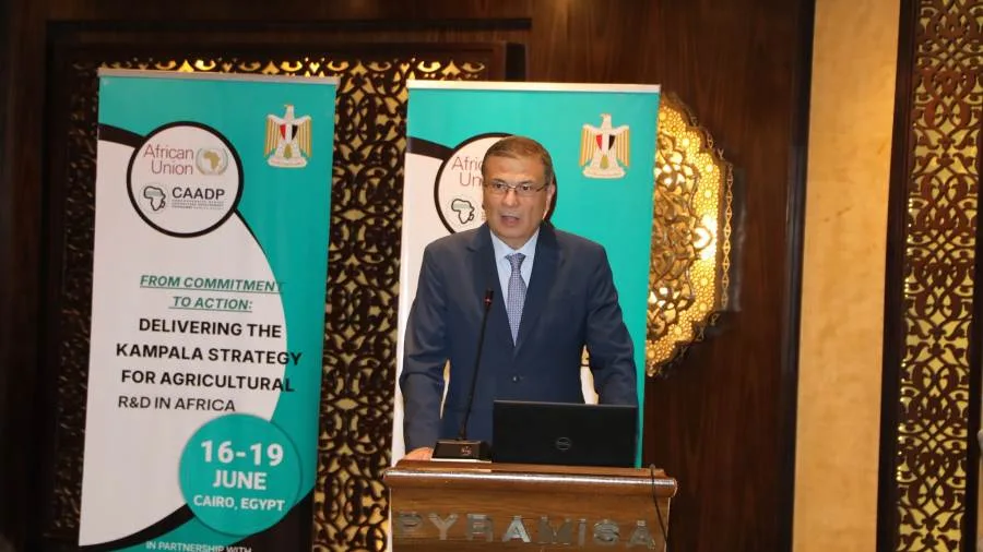 وزير الزراعة يعلن بدء ورشة العمل الأولى لتطبيق استراتيجية إعلان كمبالا في مجال البحث والتطوير الزراعي بأفريقيا وزير الزراعة يعلن بدء ورشة العمل الأولى لتطبيق استراتيجية إعلان كمبالا في مجال البحث والتطوير الزراعي بأفريقيا