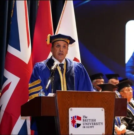 الحكومة البريطانية تكرم رئيس الجامعة البريطانية في مصر بمنح وسام شرف ملكي الحكومة البريطانية تكرم رئيس الجامعة البريطانية في مصر بمنح وسام شرف ملكي