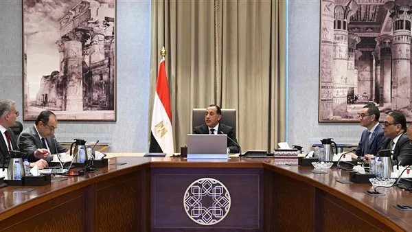 رئيس الوزراء يراقب تقدم برنامج الطروحات الحكومية في مجالي البترول والقطاع العام. رئيس الوزراء يراقب تقدم برنامج الطروحات الحكومية في مجالي البترول والقطاع العام.
