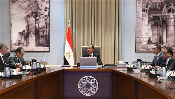 مدبولي يُكلف بوضع خطة شاملة لعرض المشاريع الحكومية في مجال البترول والتجارة لتعزيز مشاركة القطاع الخاص. مدبولي يُكلف بوضع خطة شاملة لعرض المشاريع الحكومية في مجال البترول والتجارة لتعزيز مشاركة القطاع الخاص.