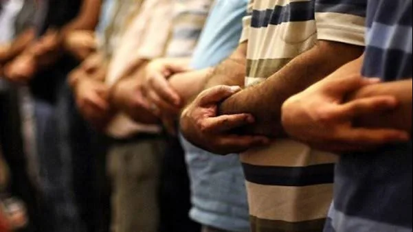 هل تؤثر صلاة الجماعة القائِمة بجوار المصلي المنفرد على صلاته؟ ..الإفتاء توضح رأي الفقهاء هل تؤثر صلاة الجماعة القائِمة بجوار المصلي المنفرد على صلاته؟ ..الإفتاء توضح رأي الفقهاء