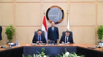 وزير الصناعة يشهد توقيع اتفاقية «رحلة رايدز» لتنظيم خدمات النقل البري للركاب عبر تكنولوجيا المعلومات.