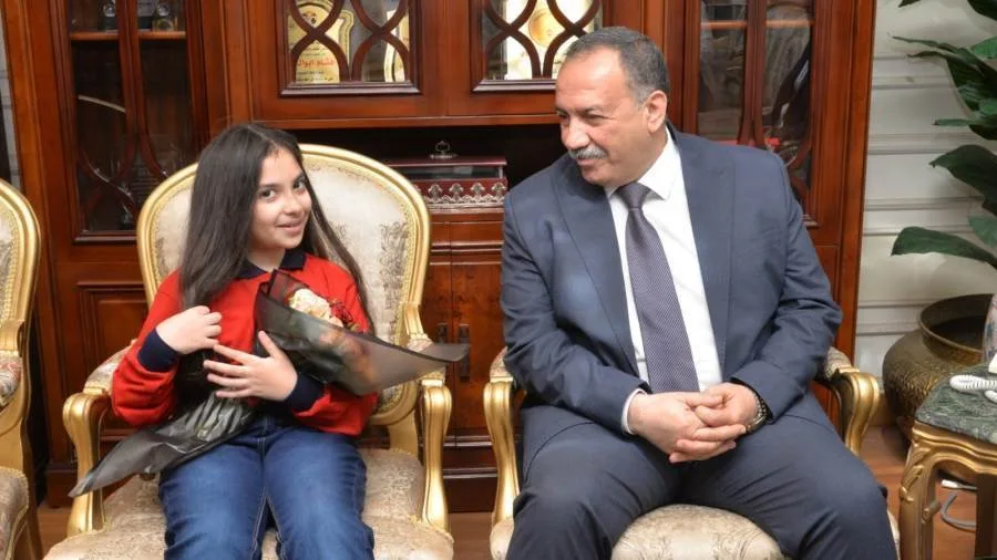 محافظ أسيوط يكرّم الطالبة “أنجلينا عماد” ويمنحها درع التقدير للجهود المجتمعية لوعيها البيئي والاجتماعي محافظ أسيوط يكرّم الطالبة “أنجلينا عماد” ويمنحها درع التقدير للجهود المجتمعية لوعيها البيئي والاجتماعي