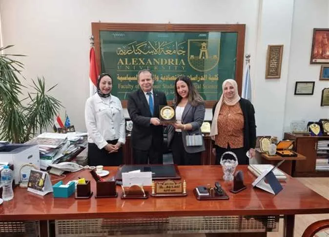 عميد كلية العلوم السياسية في الإسكندرية يكرّم الدبلوماسيين الجدد من خريجي الكلية (صور) عميد كلية العلوم السياسية في الإسكندرية يكرّم الدبلوماسيين الجدد من خريجي الكلية (صور)