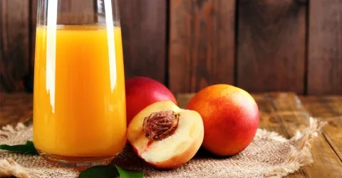 عصير الخوخ المنزلي… نكهة صيفية وفوائد رائعة! عصير الخوخ المنزلي… نكهة صيفية وفوائد رائعة!