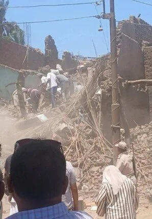 عاجل | سقوط منزل في قنا.. فتاة عالقة تحت الحطام والمحافظ يتابع عمليات الإنقاذ عاجل | سقوط منزل في قنا.. فتاة عالقة تحت الحطام والمحافظ يتابع عمليات الإنقاذ