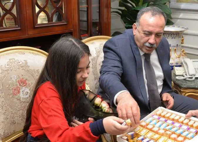 تقديرًا لاهتمامها بالبيئة.. تكريم طالبة في أسيوط ومنحها جائزة للمسؤولية المجتمعية. تقديرًا لاهتمامها بالبيئة.. تكريم طالبة في أسيوط ومنحها جائزة للمسؤولية المجتمعية.