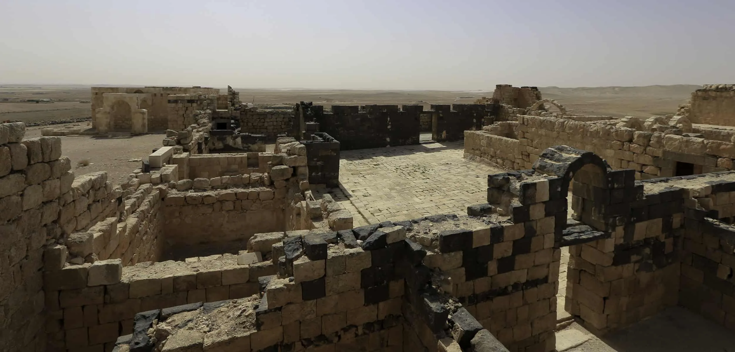 قصر الحلابات.. دليل على روعة العمارة الإسلامية في بدايتها قصر الحلابات.. دليل على روعة العمارة الإسلامية في بدايتها