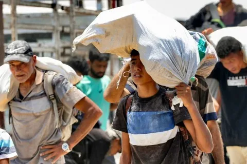 إعدامات متواصلة: الجيش الإسرائيلي يقتل 27 فلسطينيًا، غالبيتهم من الجياع والباحثين عن الطعام في مناطق متفرقة من غزة. إعدامات متواصلة: الجيش الإسرائيلي يقتل 27 فلسطينيًا، غالبيتهم من الجياع والباحثين عن الطعام في مناطق متفرقة من غزة.