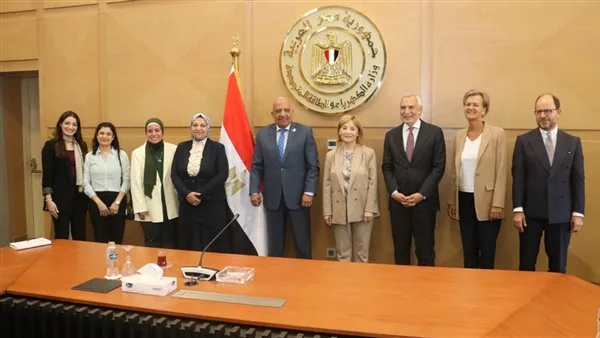 وزير الكهرباء يناقش مع وفد من بنك الاستثمار الأوروبي والاتحاد الأوروبي سبل تعزيز الشراكة. وزير الكهرباء يناقش مع وفد من بنك الاستثمار الأوروبي والاتحاد الأوروبي سبل تعزيز الشراكة.