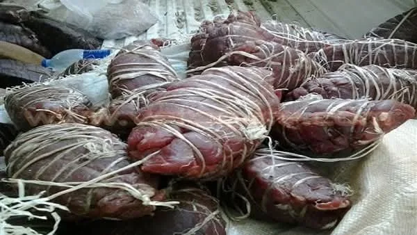 مصادرة كميات من البسطرمة والزبدة منتهية الصلاحية في محل تجاري بحي العرب ببورسعيد مصادرة كميات من البسطرمة والزبدة منتهية الصلاحية في محل تجاري بحي العرب ببورسعيد