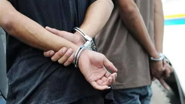 إحالة ثلاثة أشخاص متهمين باختطاف كهربائي وإجباره على توقيع إيصالات أمانة إلى المحكمة. إحالة ثلاثة أشخاص متهمين باختطاف كهربائي وإجباره على توقيع إيصالات أمانة إلى المحكمة.