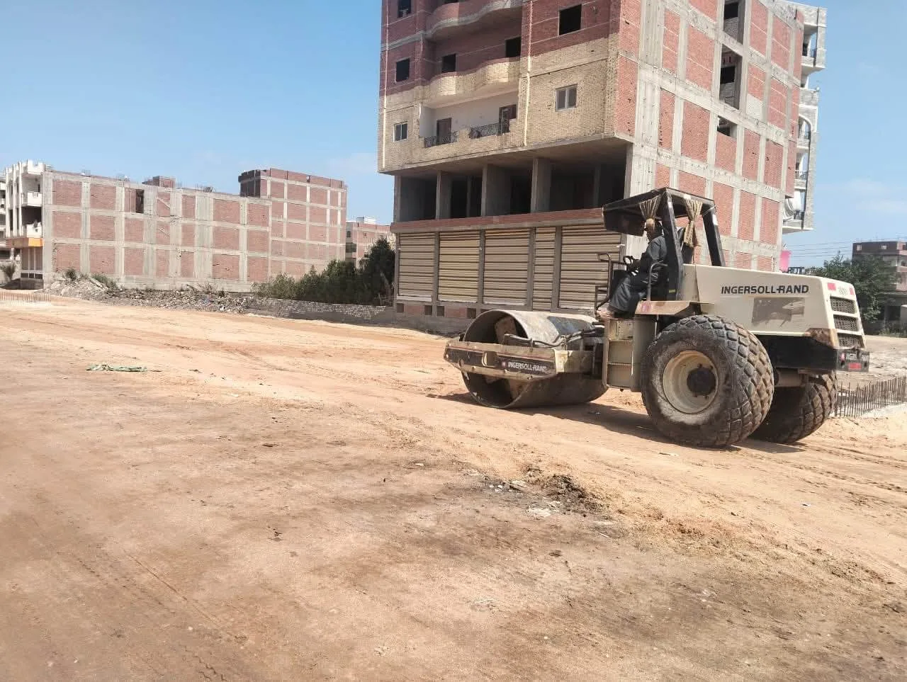 صور: محافظ الغربية يراقب عمليات تغطية ورصف مصرف الزهار صور: محافظ الغربية يراقب عمليات تغطية ورصف مصرف الزهار