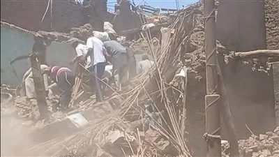 محافظ قنا يتابع انتشال جثة طفلة من تحت الأنقاض إثر انهيار منزلها في دندرة محافظ قنا يتابع انتشال جثة طفلة من تحت الأنقاض إثر انهيار منزلها في دندرة