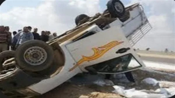 مقتل سائق جراء انقلاب شاحنة صغيرة على الطريق في سوهاج