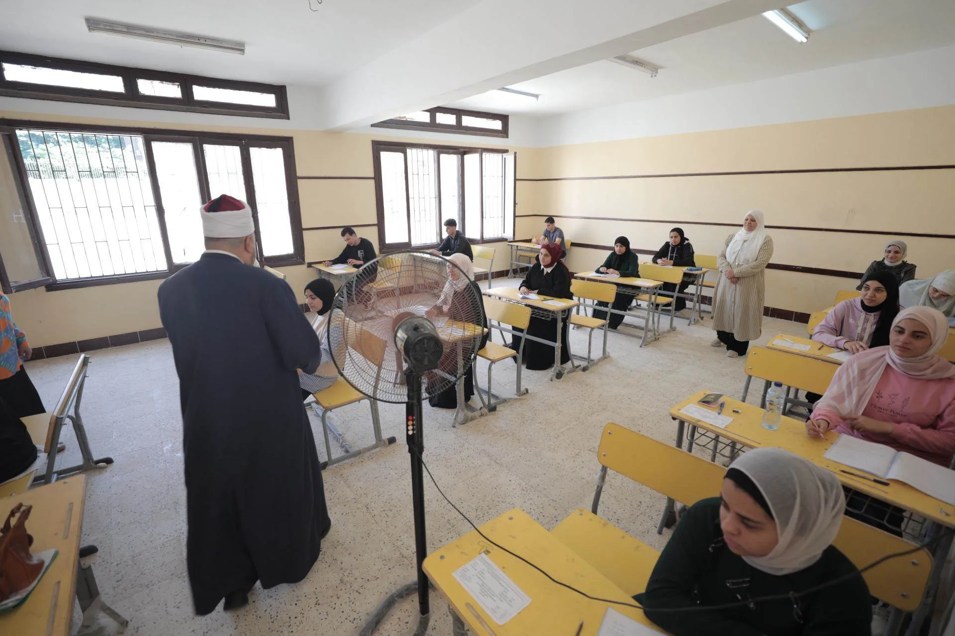 رئيس قطاع المعاهد الأزهرية يزور لجنة امتحانات الطلاب الفلسطينيين ويشجعهم على الجد والاجتهاد لصالح دينهم ووطنهم. رئيس قطاع المعاهد الأزهرية يزور لجنة امتحانات الطلاب الفلسطينيين ويشجعهم على الجد والاجتهاد لصالح دينهم ووطنهم.