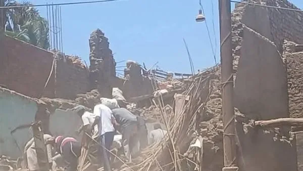 استخراج جثة فتاة من تحت أنقاض منزل “دندرة” المدمر في قنا استخراج جثة فتاة من تحت أنقاض منزل “دندرة” المدمر في قنا