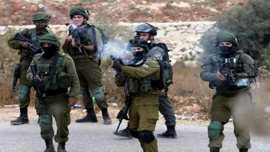 الجيش الإسرائيلي يداهم العديد من القرى والبلدات في رام الله ويواصل هجماته على القدس ومحيطها. الجيش الإسرائيلي يداهم العديد من القرى والبلدات في رام الله ويواصل هجماته على القدس ومحيطها.