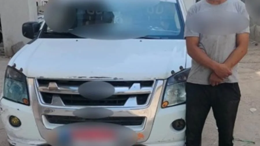 تسليط الضوء على تفاصيل انتشار فيديو يظهر قائد شاحنة يقوم بتركيب إشارة ضوئية خلفية في الجيزة. تسليط الضوء على تفاصيل انتشار فيديو يظهر قائد شاحنة يقوم بتركيب إشارة ضوئية خلفية في الجيزة.