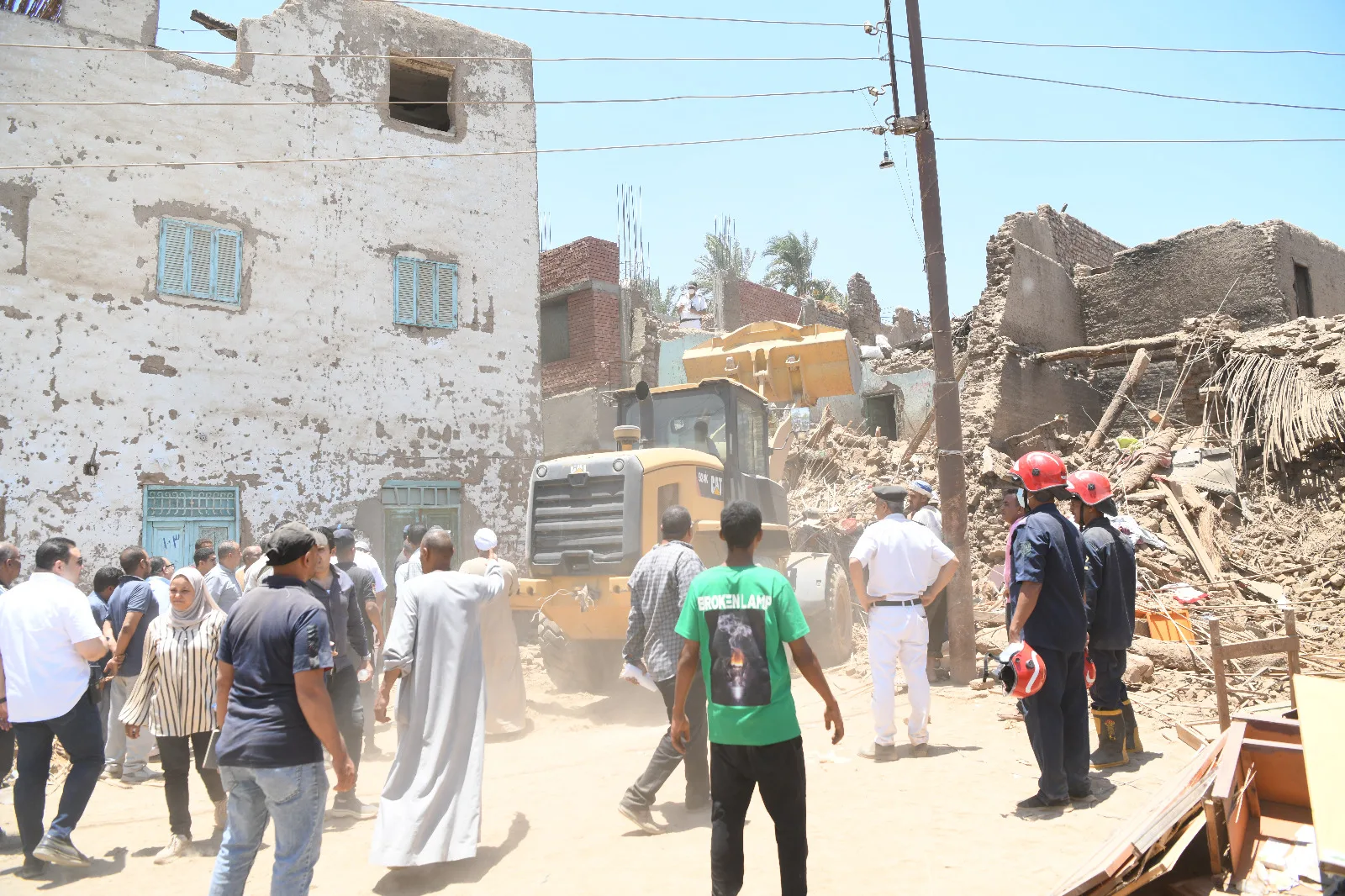 انتشال جثة طفلة من تحت أنقاض منزل متهدم في قرية دندرة بقنا انتشال جثة طفلة من تحت أنقاض منزل متهدم في قرية دندرة بقنا