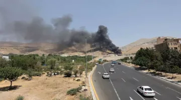 تصاعد الدخان من مخزن نفط في طهران نتيجة هجوم إسرائيلي (صور)