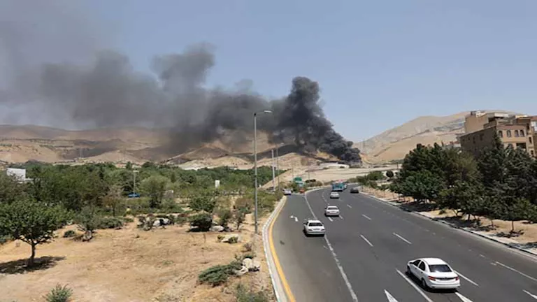 تصاعد الدخان من مخزن نفط في طهران نتيجة هجوم إسرائيلي (صور) تصاعد الدخان من مخزن نفط في طهران نتيجة هجوم إسرائيلي (صور)