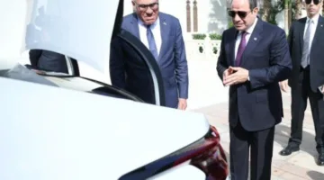 الرئيس السيسي يزور مجموعة من سيارات «سيتروين C4X» المُنتَجة محليًا.. فيديو