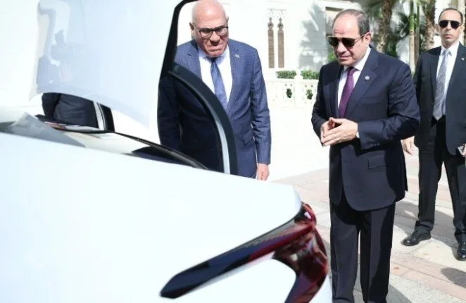 الرئيس السيسي يزور مجموعة من سيارات «سيتروين C4X» المُنتَجة محليًا.. فيديو الرئيس السيسي يزور مجموعة من سيارات «سيتروين C4X» المُنتَجة محليًا.. فيديو