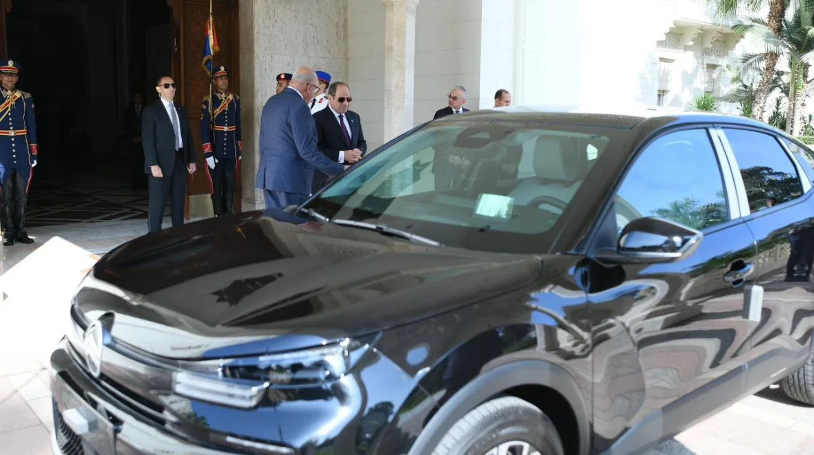 قبل بدء تصنيعها محليًا.. الرئيس السيسي يستعرض سيارة سيتروين C4X قبل بدء تصنيعها محليًا.. الرئيس السيسي يستعرض سيارة سيتروين C4X