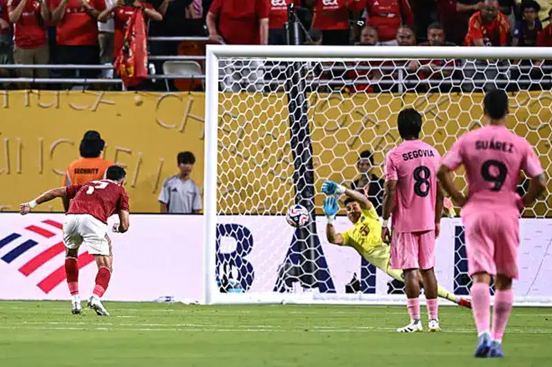 تفاعل تريزيجيه بعد توقيع العقوبة المالية قبل مباراة بالميراس البرازيلي تفاعل تريزيجيه بعد توقيع العقوبة المالية قبل مباراة بالميراس البرازيلي