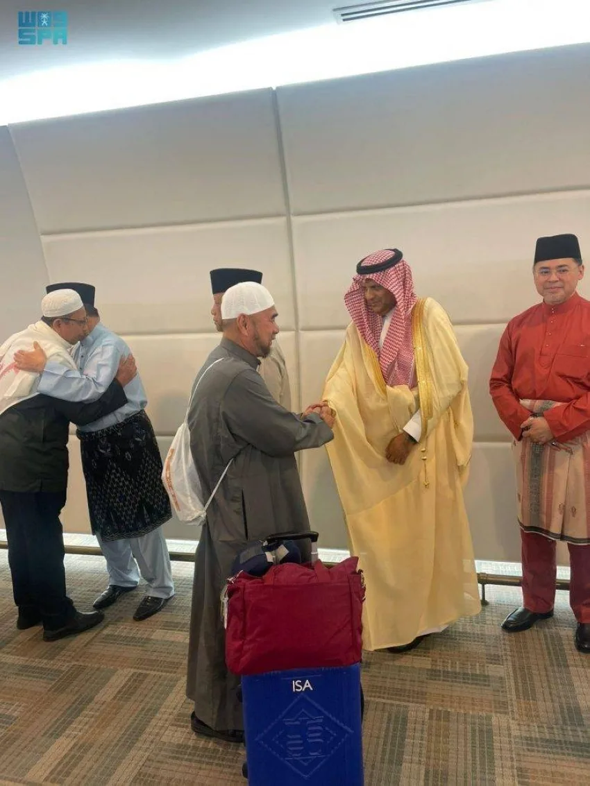 سفير السعودية في بروناي دار السلام يرحب بالحجاج العائدين من أماكن الحج بعد أداء مناسكهم. سفير السعودية في بروناي دار السلام يرحب بالحجاج العائدين من أماكن الحج بعد أداء مناسكهم.