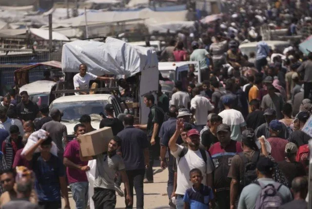 تقرير حقوقي: 325 قتيلًا و3000 مصاب جراء القصف الإسرائيلي على مراكز توزيع المساعدات في غزة تقرير حقوقي: 325 قتيلًا و3000 مصاب جراء القصف الإسرائيلي على مراكز توزيع المساعدات في غزة