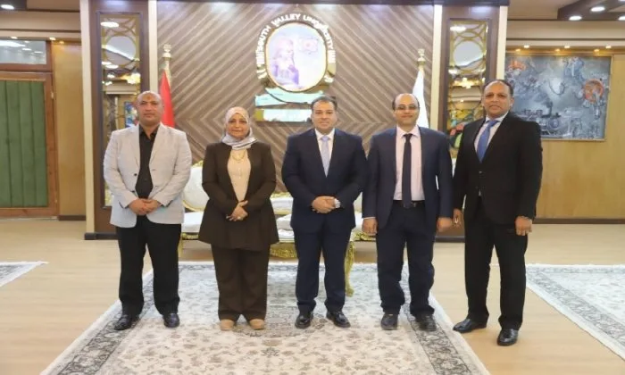 رئيس جامعة جنوب الوادي يستقبل فريق تقييم برنامج طب الأسنان من مجلس الجامعات الأهلية رئيس جامعة جنوب الوادي يستقبل فريق تقييم برنامج طب الأسنان من مجلس الجامعات الأهلية