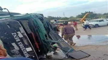 حادث انقلاب شاحنة تحمل مادة كيميائية على طريق السنطة في الغربية.