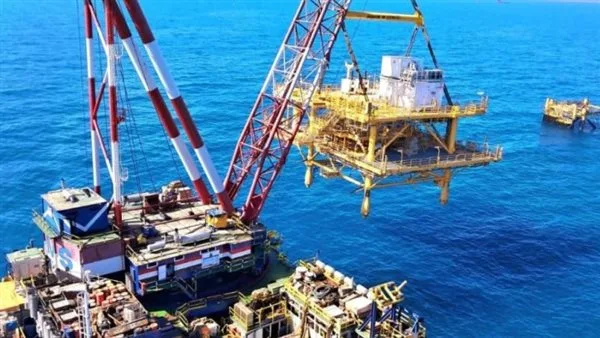قطاع النفط يعزز الإنتاج المحلي عبر تركيب منصة غاز البرلس في فترة زمنية قياسية قطاع النفط يعزز الإنتاج المحلي عبر تركيب منصة غاز البرلس في فترة زمنية قياسية