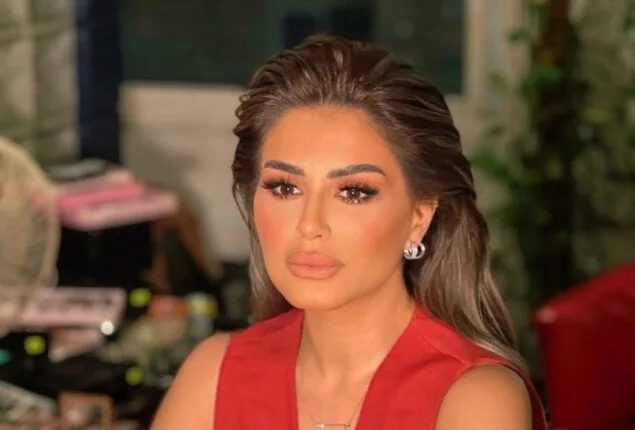 منة فضالي تأسر الأنظار بفستان بنفسجي تحت أنغام “الطلقة الروسية”