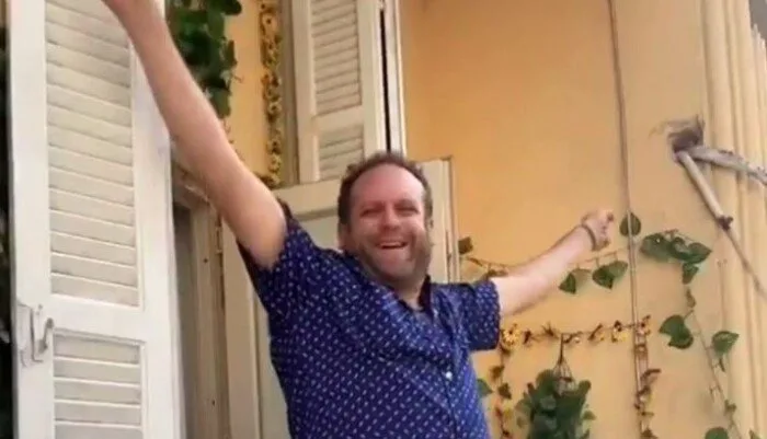 نجم أمريكي يحتفل بالهجمات الإيرانية على إسرائيل برقص ساخر | فيديو نجم أمريكي يحتفل بالهجمات الإيرانية على إسرائيل برقص ساخر | فيديو