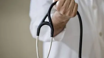 القبض على المحتال الذي انتحل شخصية طبيب للاساءة إلى المواطنين في مدينة نصر
