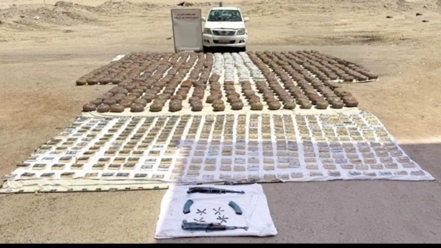 مقتل اثنين من العناصر الإجرامية الخطيرة بعد اشتباك مسلح مع قوات الشرطة في منطقة صحراوية. مقتل اثنين من العناصر الإجرامية الخطيرة بعد اشتباك مسلح مع قوات الشرطة في منطقة صحراوية.