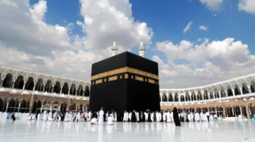 لمست الكعبة أثناء الإحرام ويداي تعطرت، ما هو الحكم الشرعي؟ الأزهر يقدم الرد.