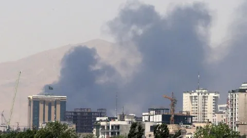 انفجارات ضخمة تعم غرب طهران، والجيش الإسرائيلي يطالب بإخلاء منطقة شمال شرق العاصمة.. وإسرائيل تتوعد بتدمير الإذاعة والتلفزيون الإيراني الرسمي. انفجارات ضخمة تعم غرب طهران، والجيش الإسرائيلي يطالب بإخلاء منطقة شمال شرق العاصمة.. وإسرائيل تتوعد بتدمير الإذاعة والتلفزيون الإيراني الرسمي.