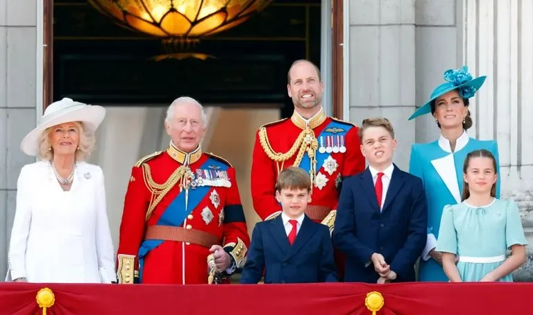 كيت ميدلتون تعطي توجيهات صارمة للأمير لويس أثناء احتفالية «Trooping the Colour» كيت ميدلتون تعطي توجيهات صارمة للأمير لويس أثناء احتفالية «Trooping the Colour»